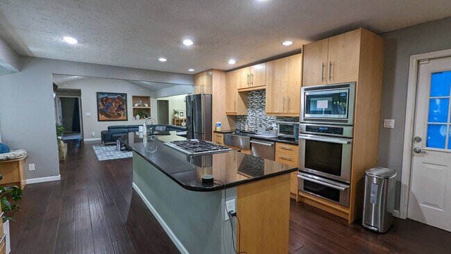 Building Photo - 1303 Colony Dr