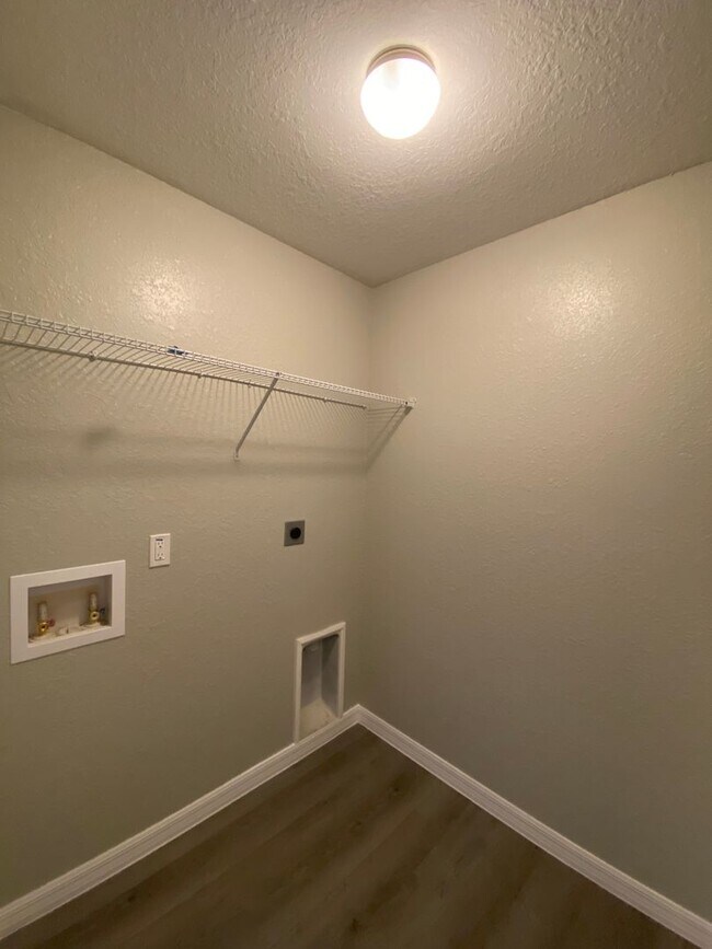 Building Photo - 10 Hemlock Cir Ct
