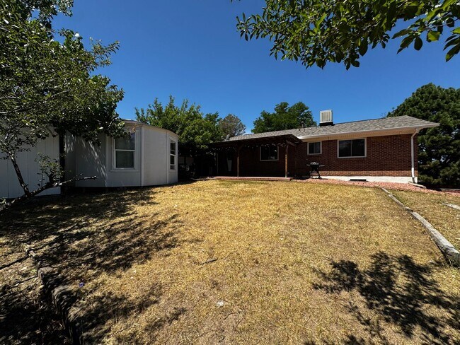 Building Photo - Spacious Aurora Home