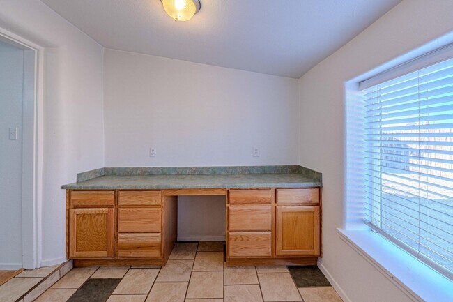 Building Photo - 609 Candelaria Rd NW