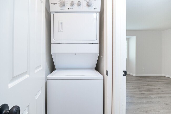Building Photo - Newly remodeled upstairs condo in gated co...