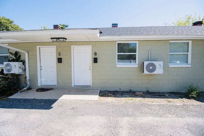 Building Photo - 2 Bedroom, 1 Bathroom