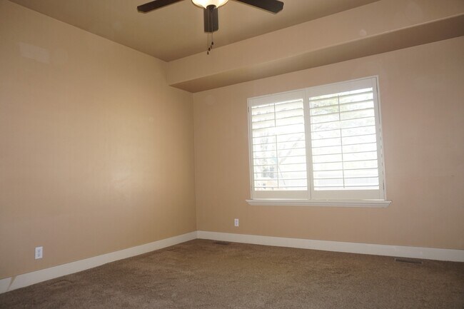 Building Photo - Gorgeous 4 Bedroom Sandy Home "Pet Friendly"