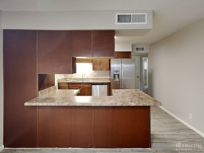 Building Photo - 1121 W 12th Pl