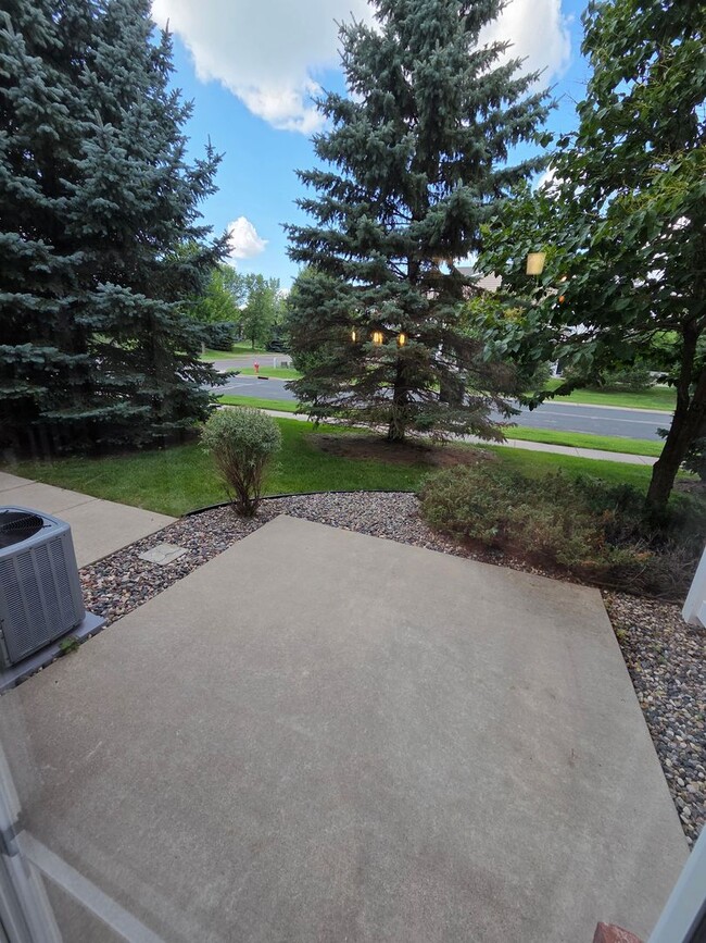 Building Photo - Stylish and Inviting; The Townhouse of Your Dreams!