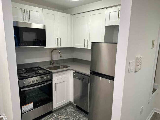Building Photo - 190 W 82nd St