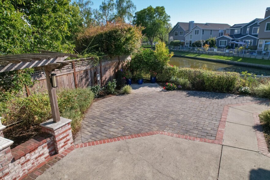 Building Photo - 50 Bridgewater Dr