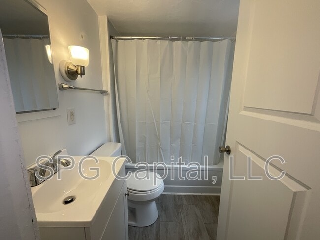 Building Photo - 934 W Princess St