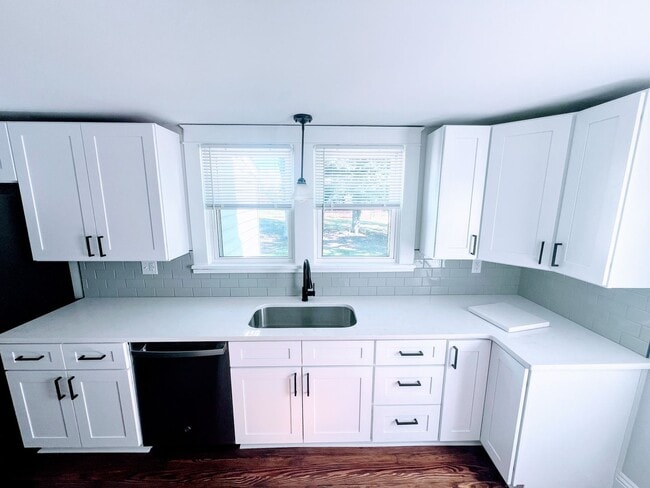 Building Photo - 3 Bed | 2 Bath | 1+ Acre | 2-Car Garage | ...