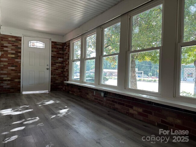 Building Photo - 2818 Beatties Ford Rd