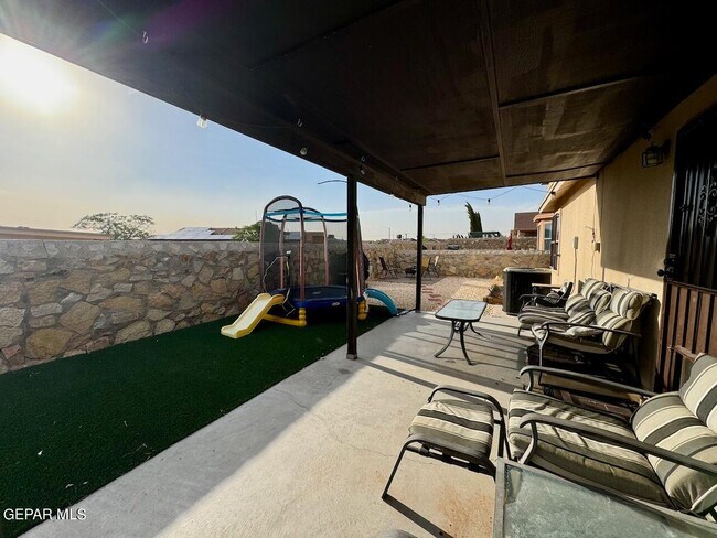 Building Photo - 10041 Paloma Dr