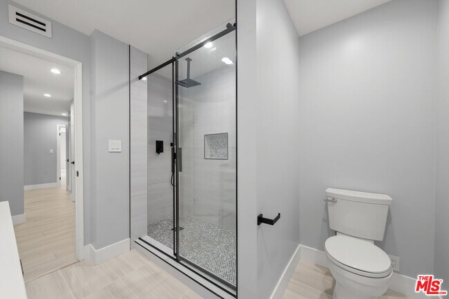 Building Photo - 441 N Oakhurst Dr