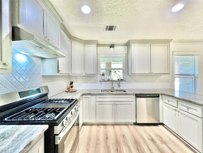 Building Photo - 4913 W 43rd St