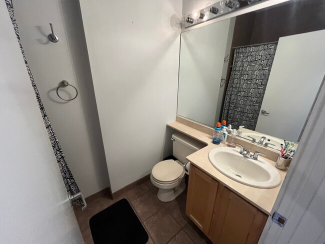 Shared bath 3rd floor - 1713 W Diversey Pky