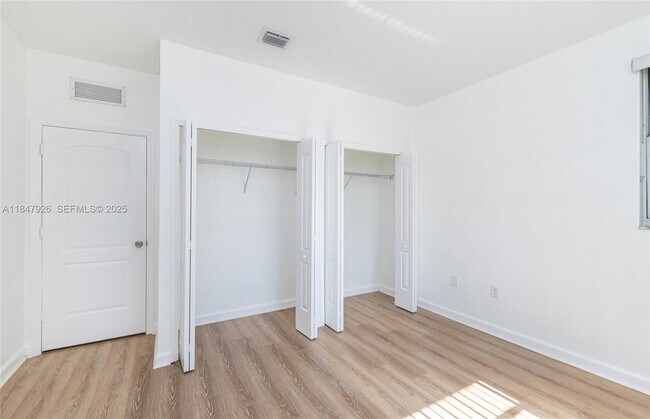 Building Photo - 2908 SE 17th Ave