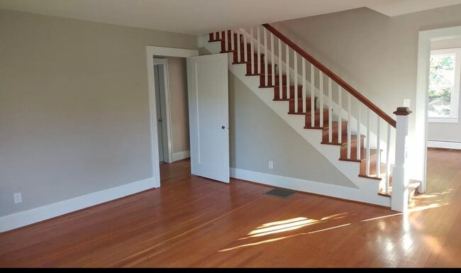 Building Photo - 3 bedroom 2 bath prime location!