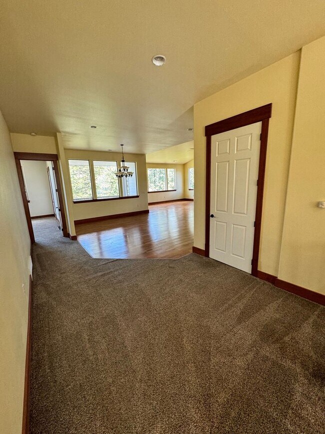 Building Photo - Stunning 4-Bedroom Home with Valley Views ...