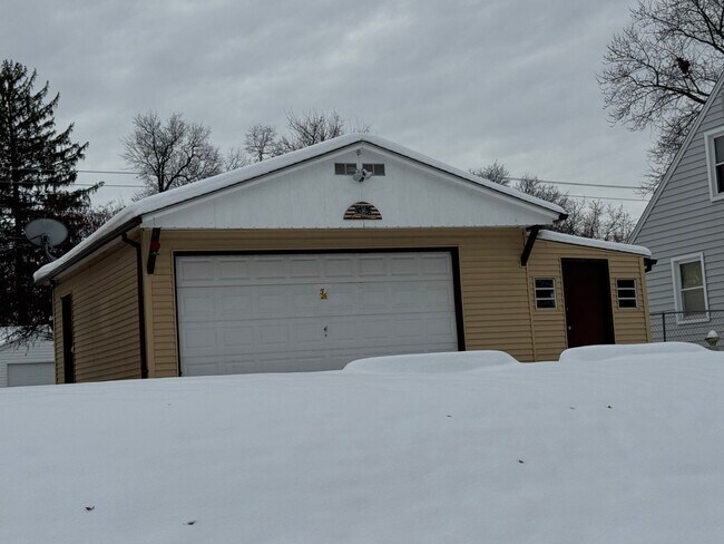 Building Photo - 3 Bedroom 2 Bath house in Bettendorf