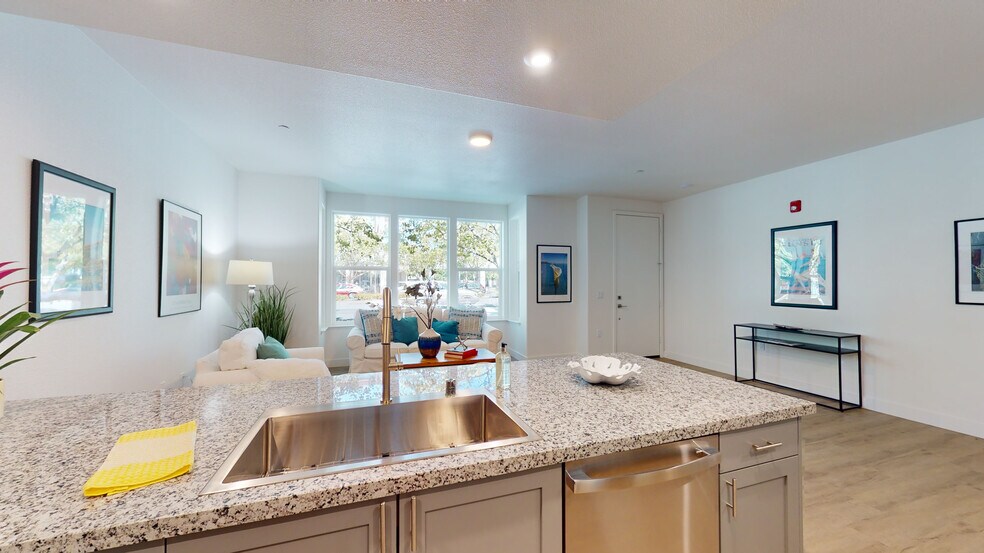 Building Photo - West End Townhomes