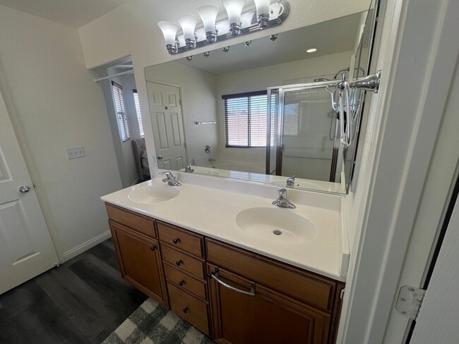 Building Photo - Spacious 4-Bedroom Home in Desirable Apple Valley Neighborhood