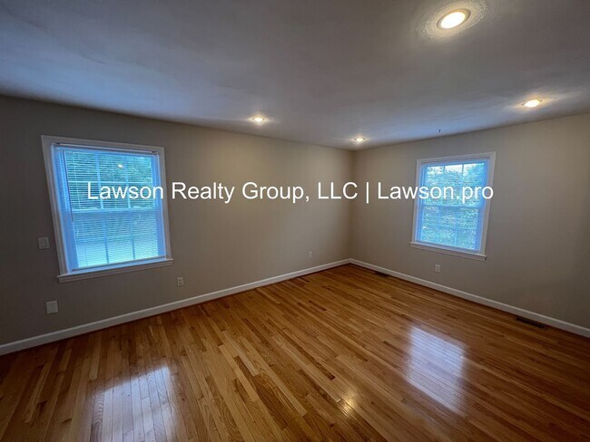 Building Photo - Beautiful Cave Spring Split Level with Bac...