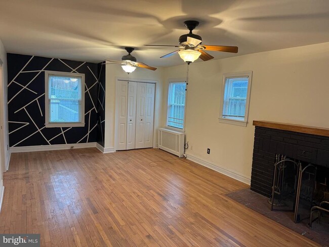 Building Photo - 2211 32nd Pl SE