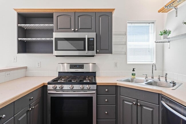 Building Photo - Charming 3-bdrm/2-bath Slender Home in Roseway. Fenced backyard, 1-car garage