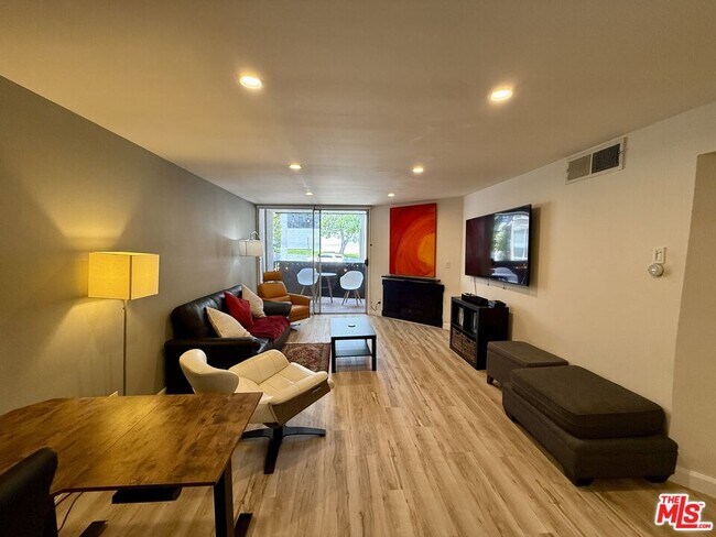 Building Photo - 8530 Holloway Dr