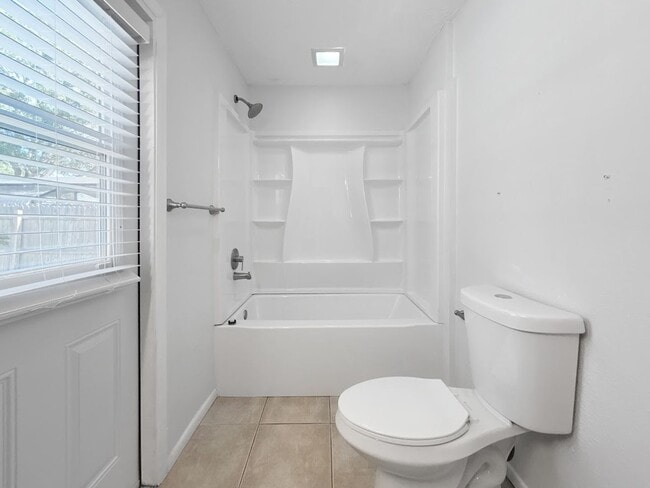 Building Photo - Deposit-Free Living! Stunning Sarasota Home with Pool – Minutes from Siesta Key Beach!