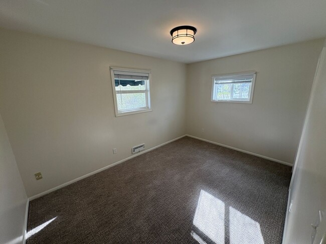 Building Photo - Spacious 4 Bedroom Home *Pet Friendly*