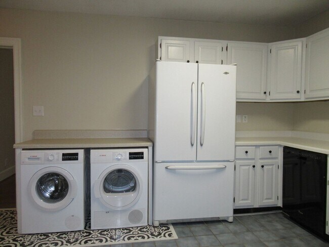 Building Photo - Lovely 2br bungalow with screened porch an...