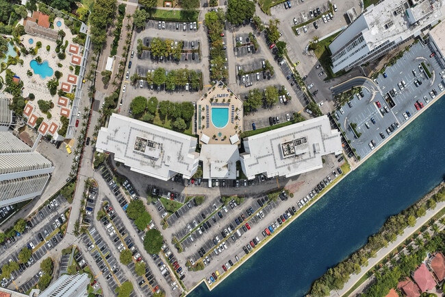 Building Photo - 3701 N Country Club Dr