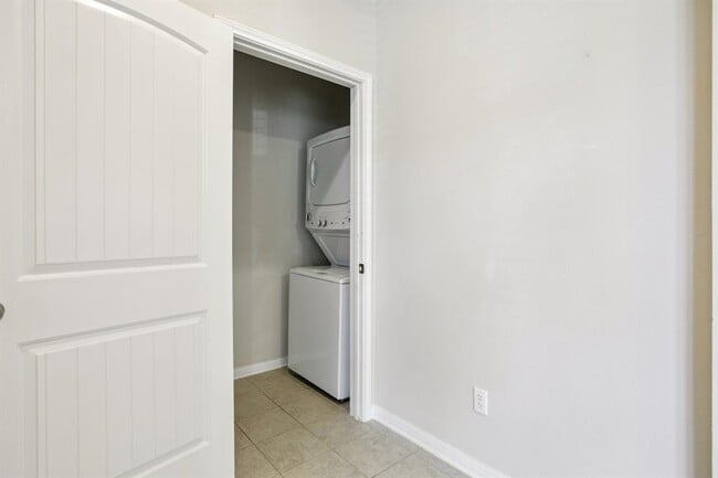 Building Photo - 174 Friendship Oak Dr