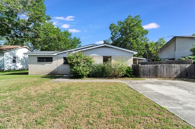 Building Photo - 1129 W San Antonio St