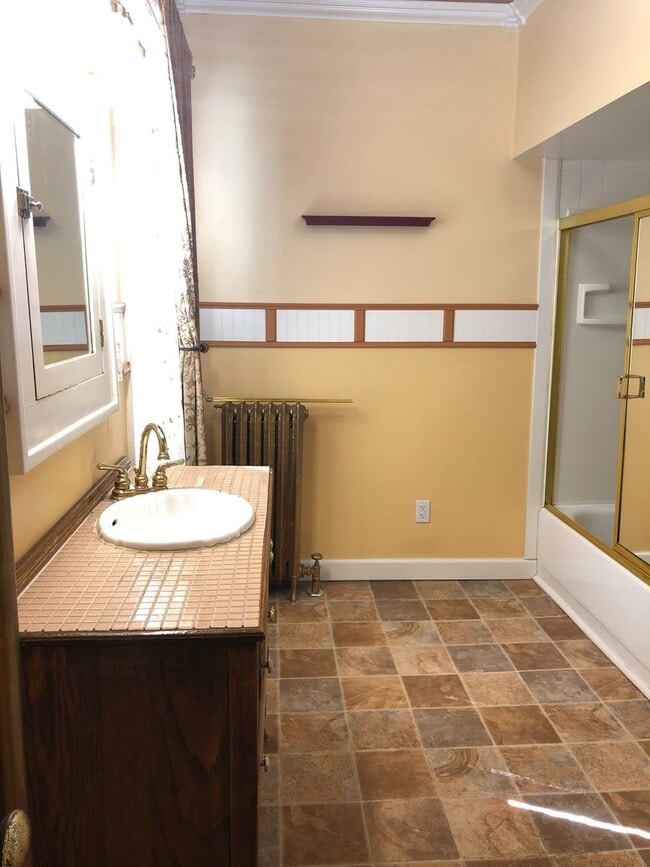 Building Photo - 1st Floor 2 Bedroom Apartment w/ Private Basement - Available July 1st
