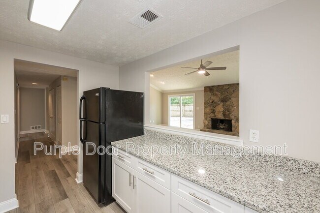 Building Photo - 640 Singing Hills Ct