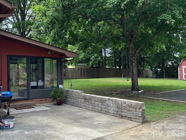 Building Photo - 317 Woodside Dr