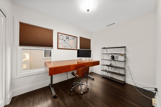 Building Photo - 2624 S Palm Grove Ave