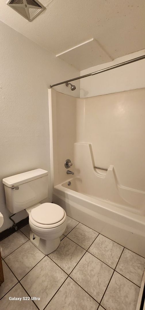 Building Photo - Garden level 2 bed, 1 bath apartment in Ch...