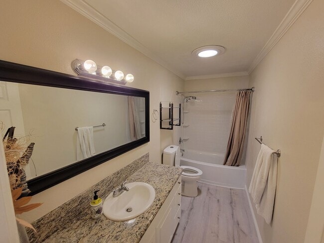 Building Photo - Rare 4 Bed, 2 Bath House