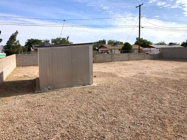 Building Photo - Cute 3 Bedroom Home on Large Fully Fenced Lot!