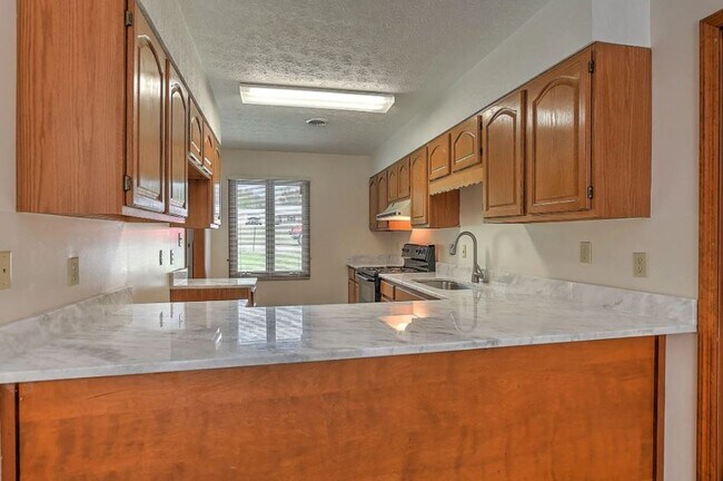 Building Photo - Beautiful 3 Bedroom, 2.5 Bathroom Condo