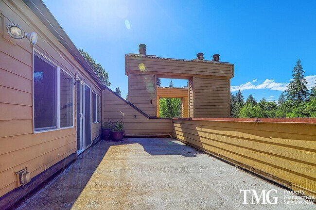 Building Photo - Amazing Open concept Condo in a secluded c...