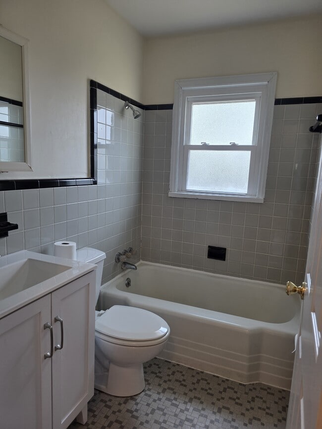 Building Photo - 615 Pine Dr