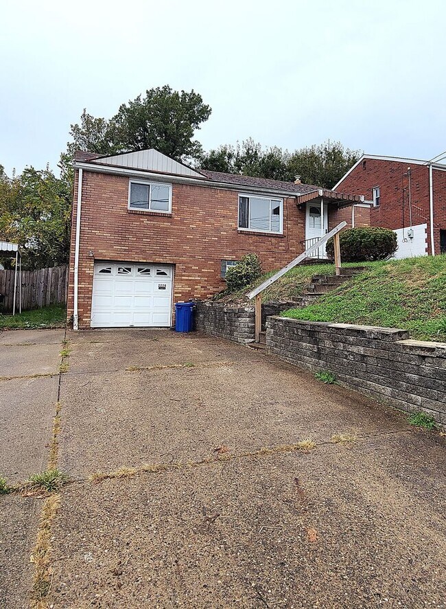Building Photo - *Recently Updated 3BD/2BA Single Family Ho...
