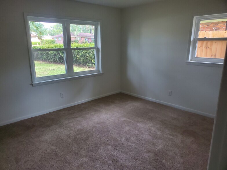 Building Photo - 11704 Largo Dr