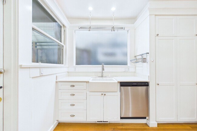 Building Photo - 924 Clayton St