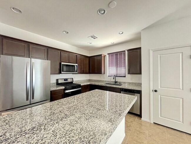Building Photo - Amazing 3 bedroom in master planned commun...