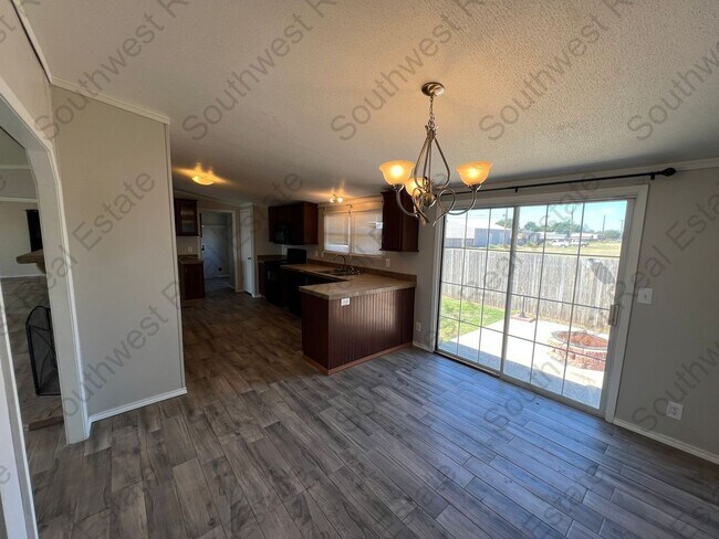 Building Photo - Spacious 3 bedrooms 2 baths home- Storage ...