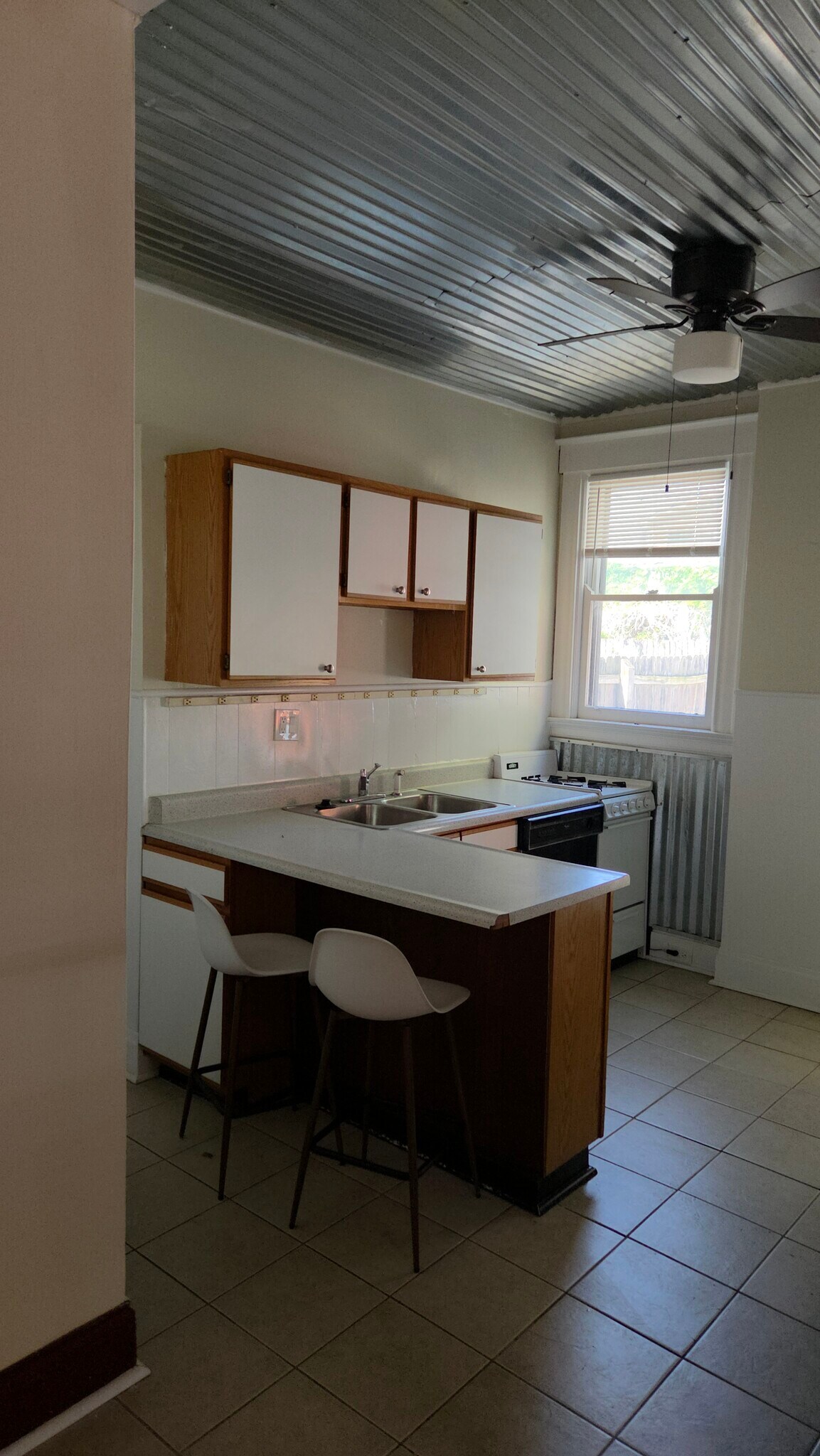 Building Photo - 229 E 5th St